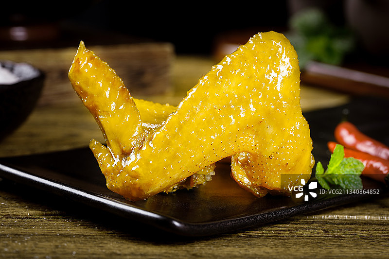 盘子里放着盐焗鸡翅图片素材