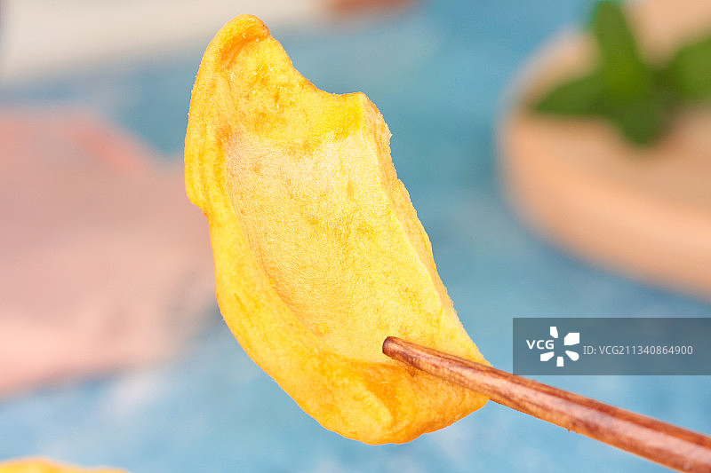 筷子夹着一块菠萝蜜干图片素材