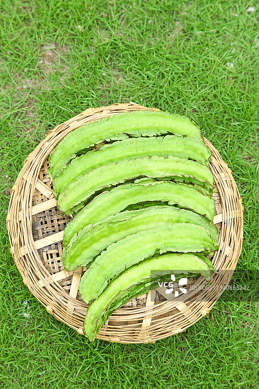 草地上放着一篮四角豆图片素材