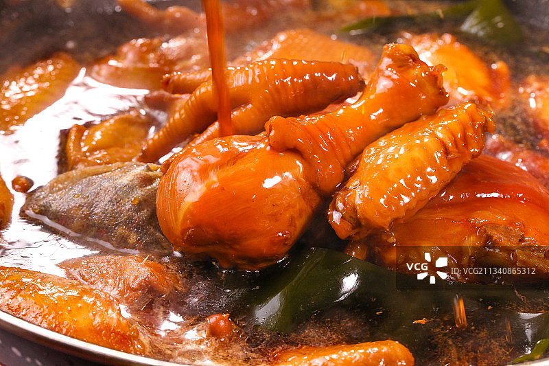 锅里装着正在卤鸡腿和鸡中翅图片素材