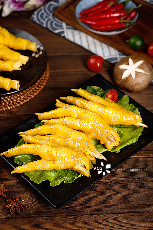 碟子里装着盐焗凤爪图片素材