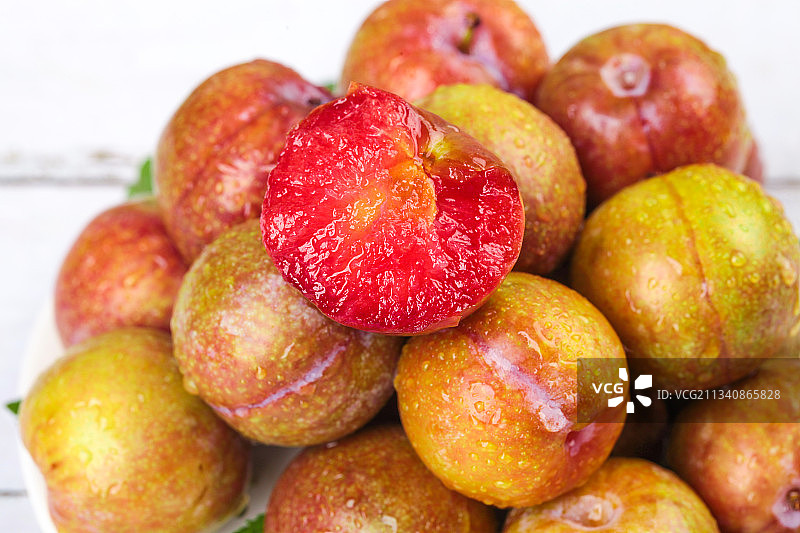 摆放着一堆的三华李图片素材