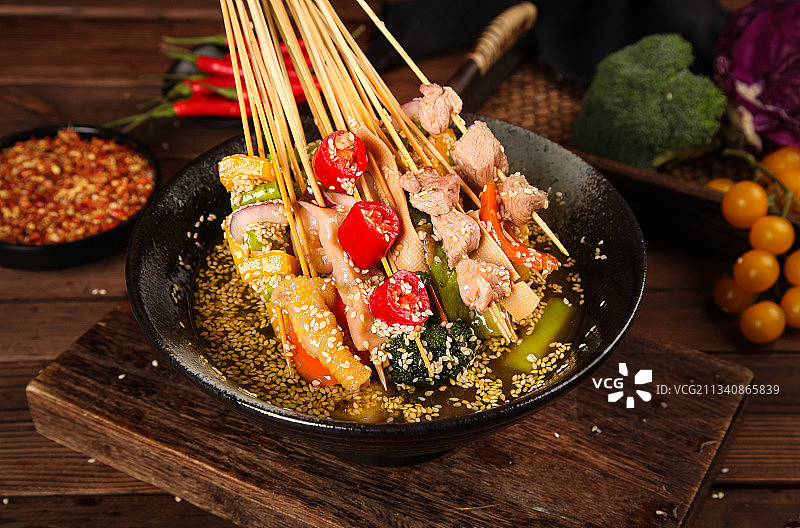 碟子里装着钵钵鸡图片素材