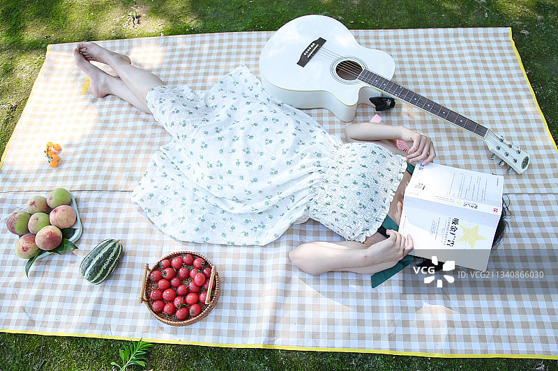 女孩聚会后正在休息图片素材