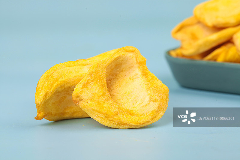 浅底上摆放着菠萝蜜干图片素材