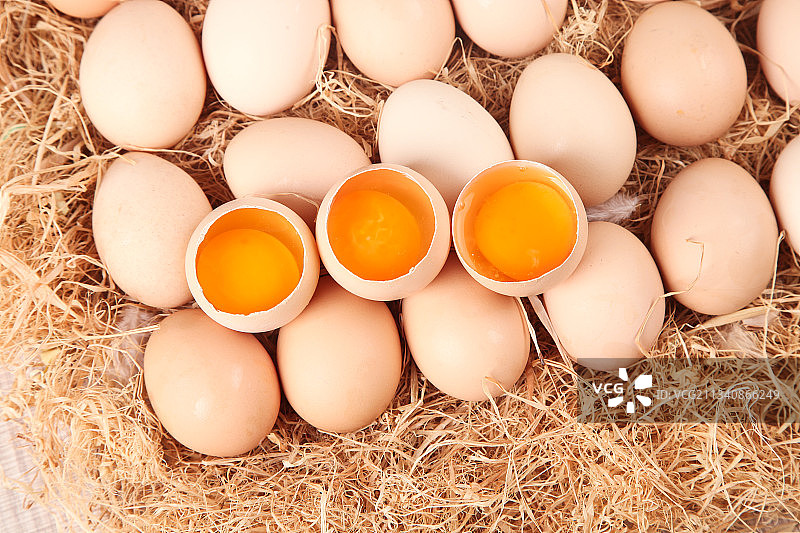 草堆上摆放着散养土鸡蛋图片素材