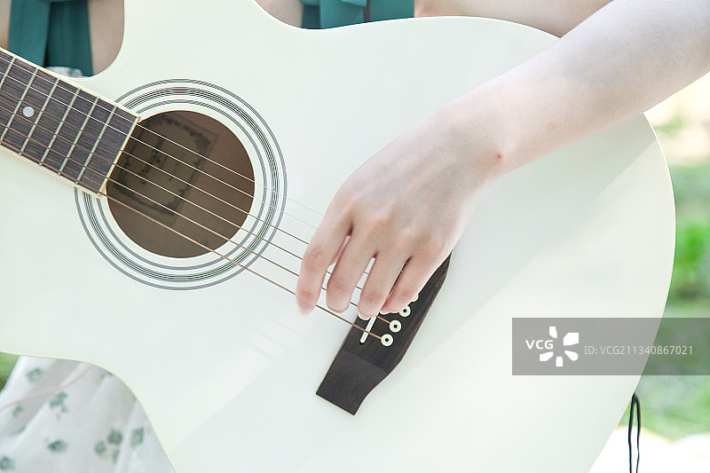 女孩正在弹吉他图片素材