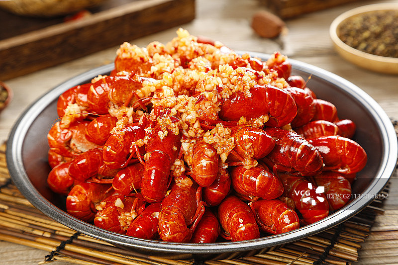 盆里装着蒜蓉小龙虾图片素材