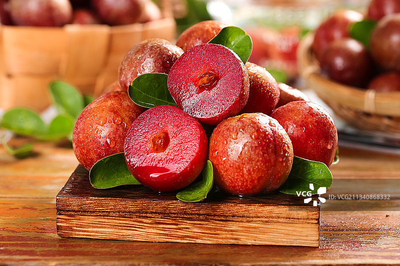 深底上放着红肉三华李图片素材