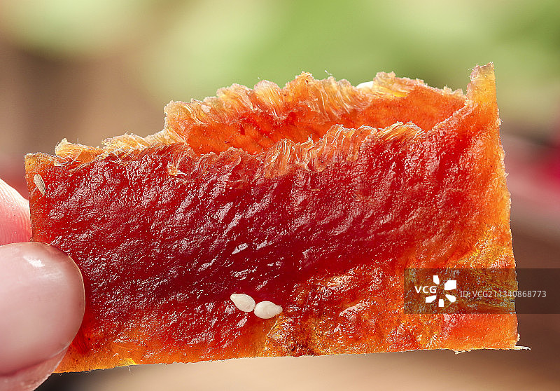 手里拿着肉脯图片素材