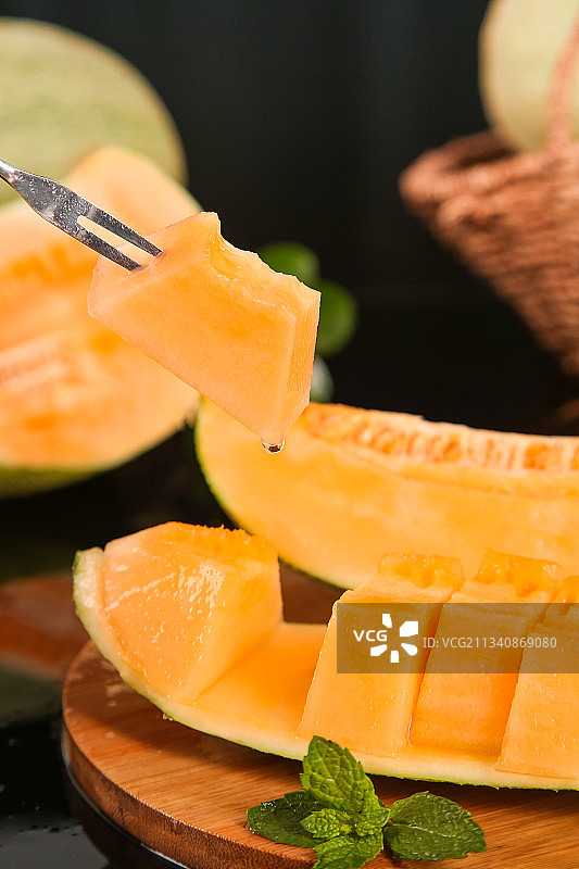 木底上摆放着哈密瓜图片素材