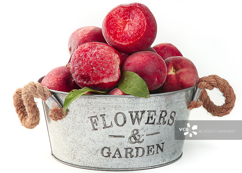 小桶里装着血桃图片素材