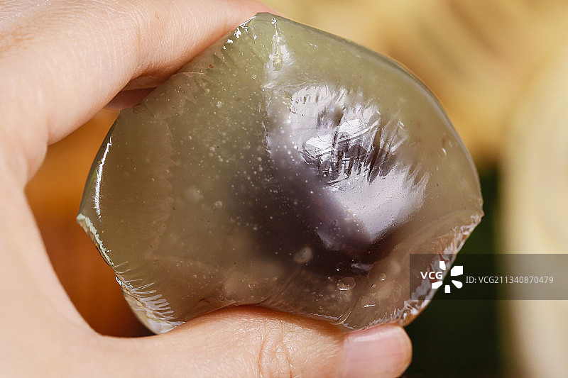 手里拿着彩色青团图片素材