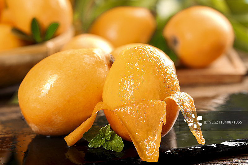 黑底上放着枇杷果图片素材