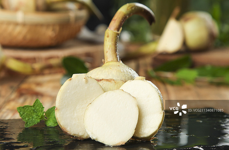 黑底上放着云南新鲜茨菇图片素材