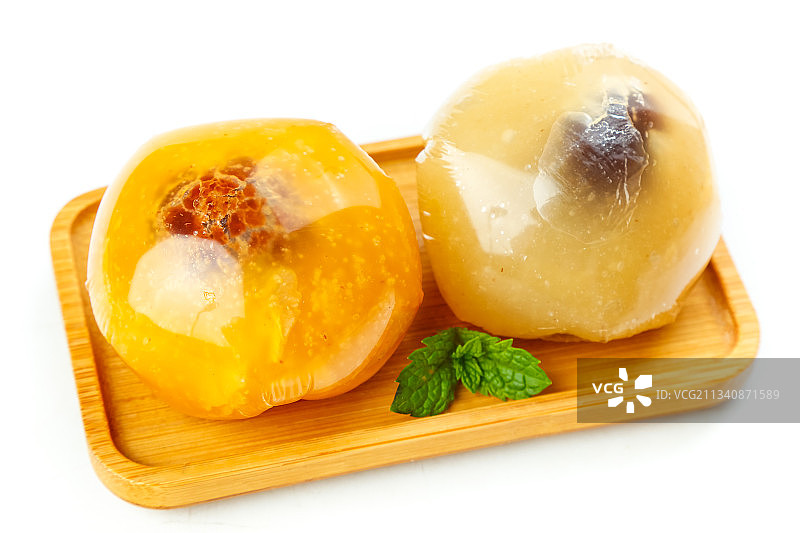 盘子里装着彩色团子图片素材