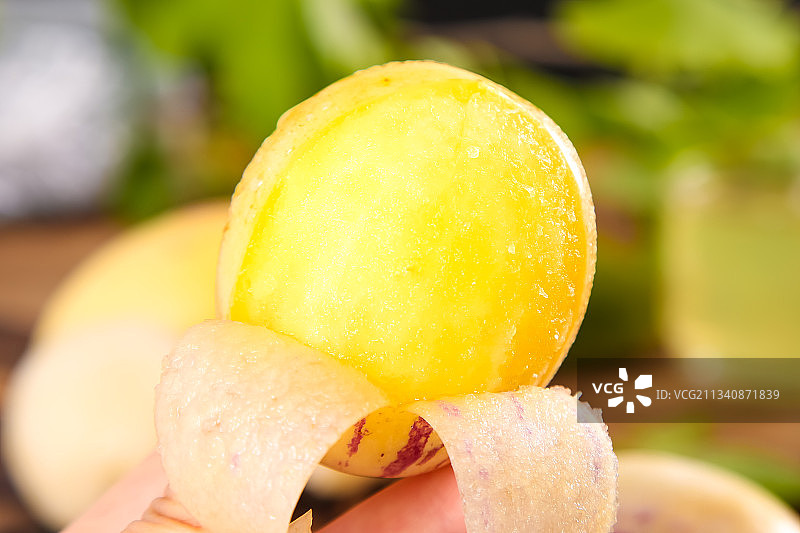 手里拿着黄心人参果图片素材