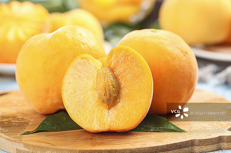 木板上的砀山黄桃图片素材