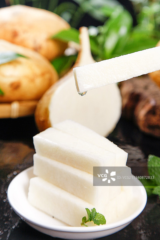 手里拿着云南凉薯图片素材