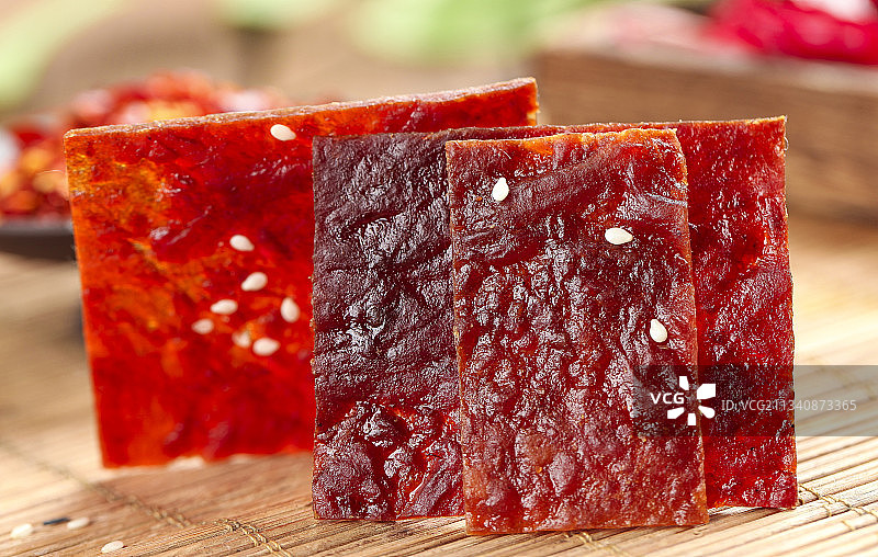 木底上摆放着猪肉脯图片素材