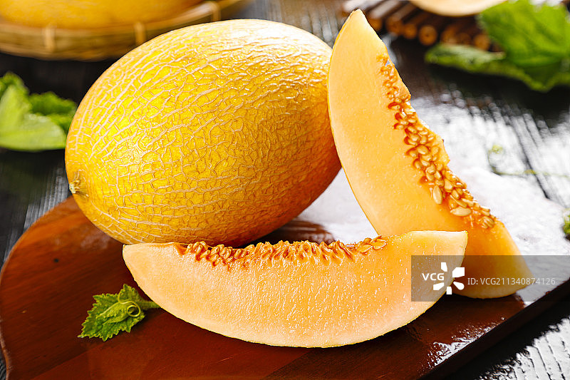 木底上摆放着黄皮哈密瓜图片素材