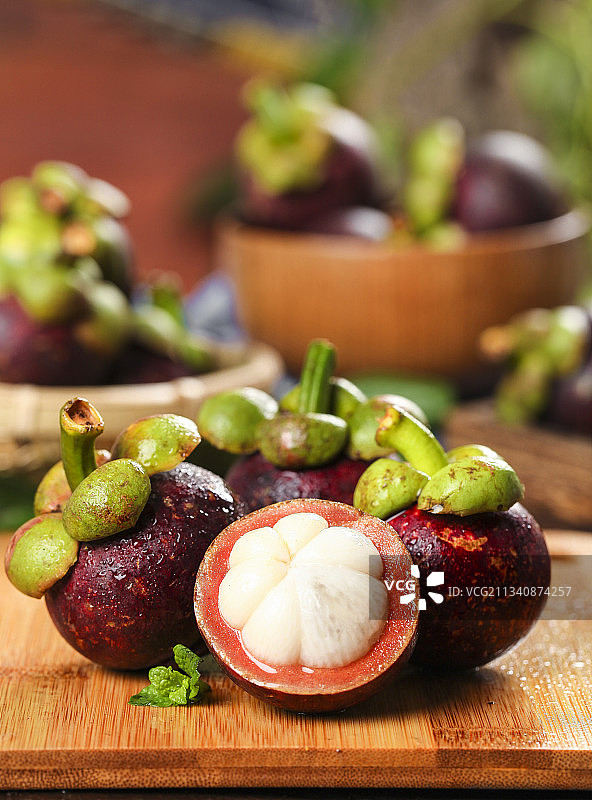 木底上摆放着泰国新鲜山竹图片素材