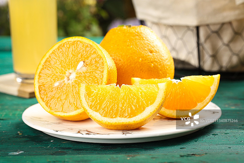 蓝底上放着一盘高山胡柚图片素材