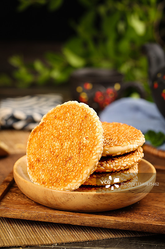 木板上放着黄石港饼图片素材