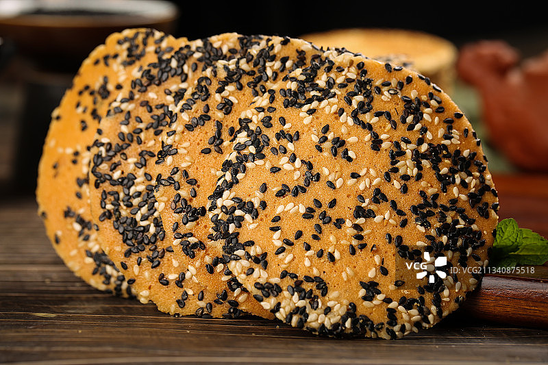 木板上放着手工芝麻饼图片素材