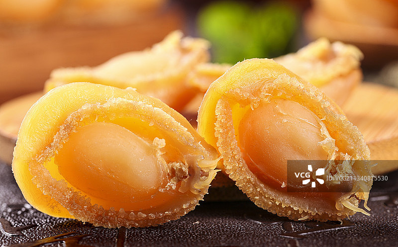 深底上放着大连鲍鱼干图片素材