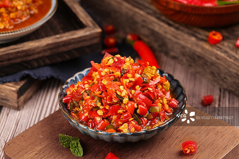 木底上放着一碗剁椒图片素材