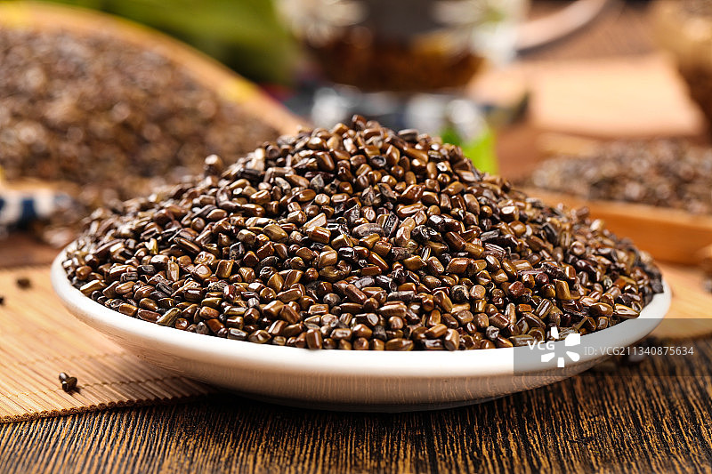 木底上放着一盘决明子图片素材