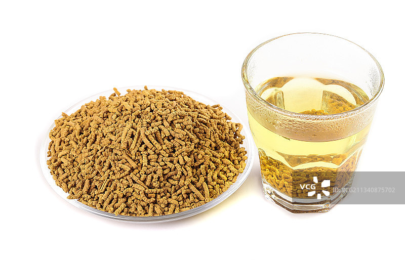 白底上放着一杯苦荞茶图片素材