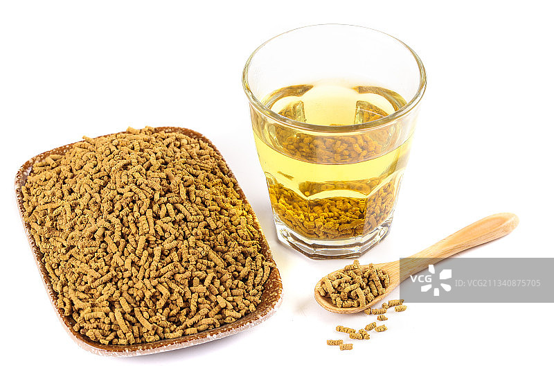 白底上放着一杯苦荞茶图片素材