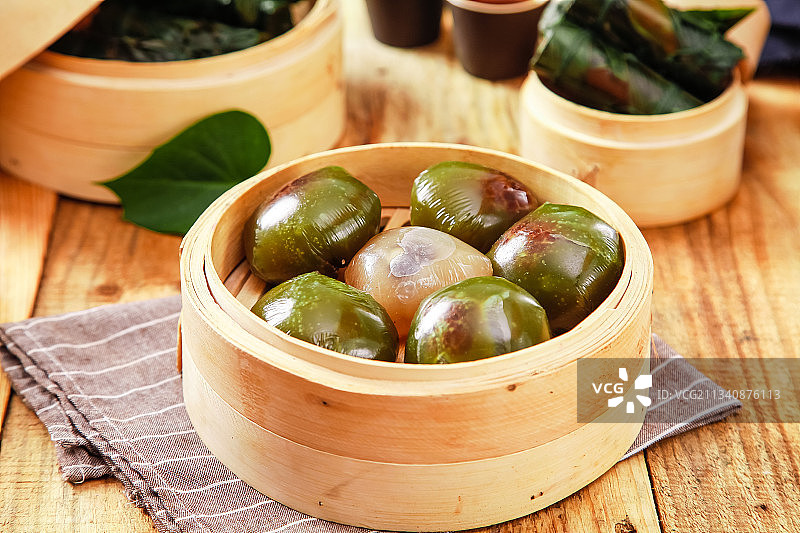 木板上放着青团图片素材