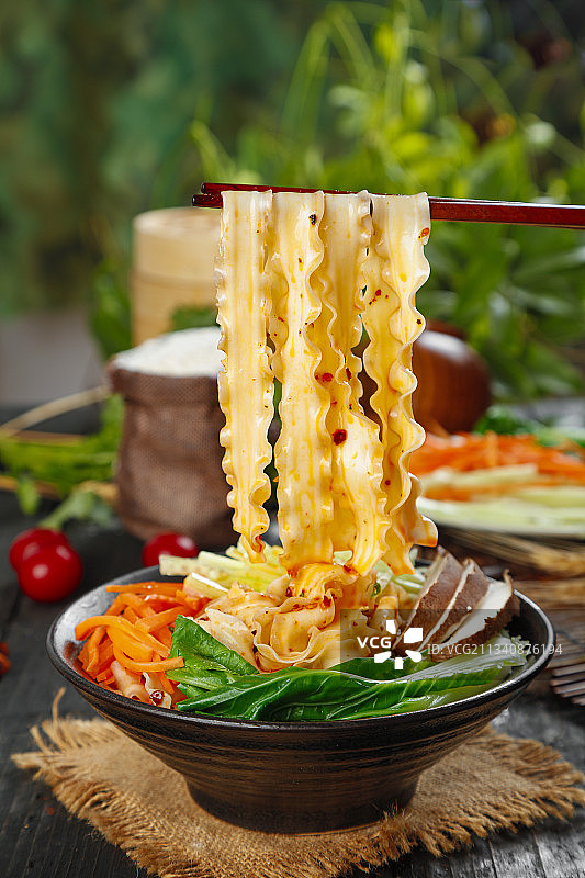 木底上放着拌面图片素材