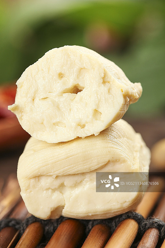 竹垫上放着云南包浆豆腐图片素材