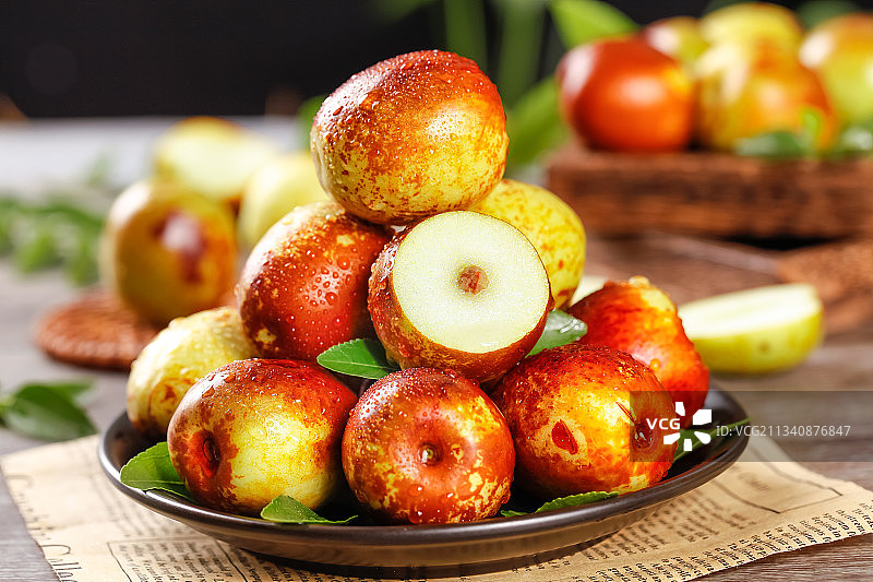 盘子里装着脆甜枣图片素材