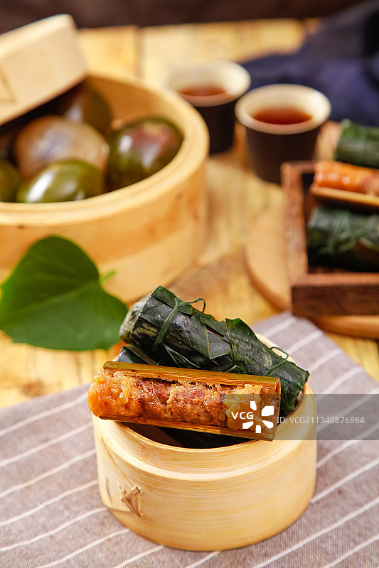 蒸笼里放着竹筒粽图片素材