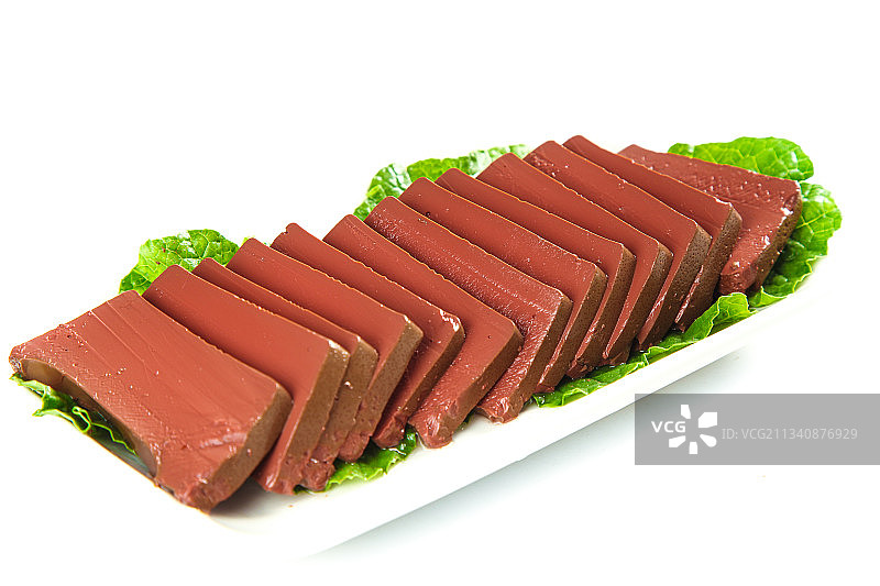 白底上放着一盘新鲜鸭血图片素材