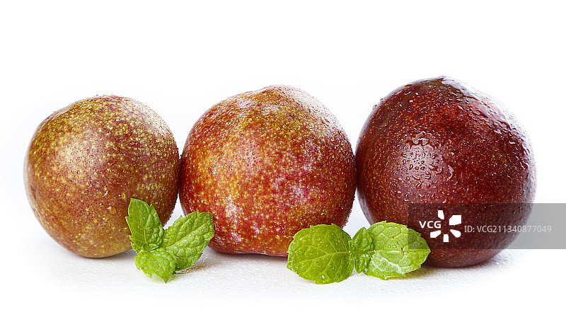 白底上的红心李图片素材