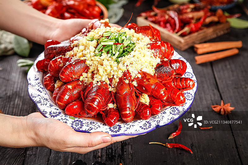 盘子里装着蒜蓉虾图片素材