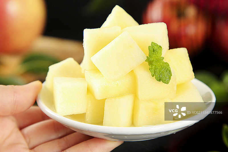 盘子里放着红富士苹果图片素材