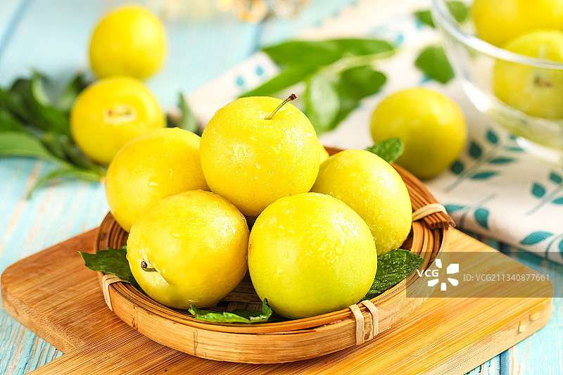 木板上放着黄金奈李图片素材