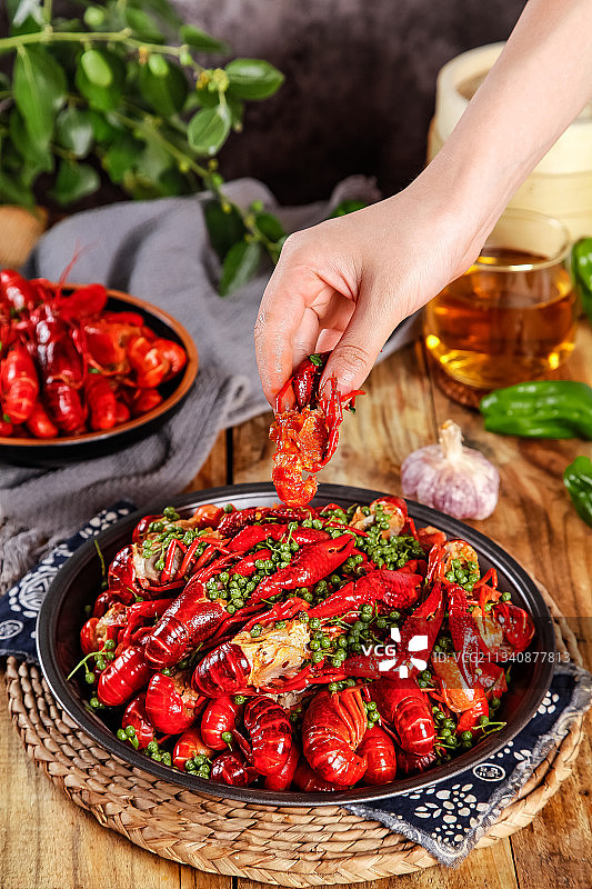 盘子里装着藤椒虾图片素材