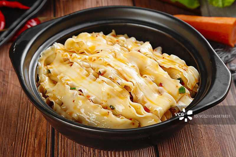 竹底上放着油泼面图片素材