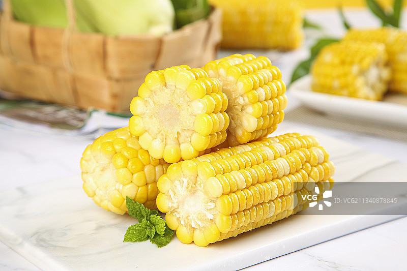 石板上放着新鲜玉米图片素材