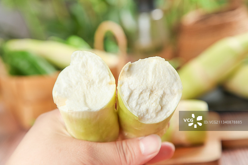 手里拿着湖北新鲜茭白图片素材