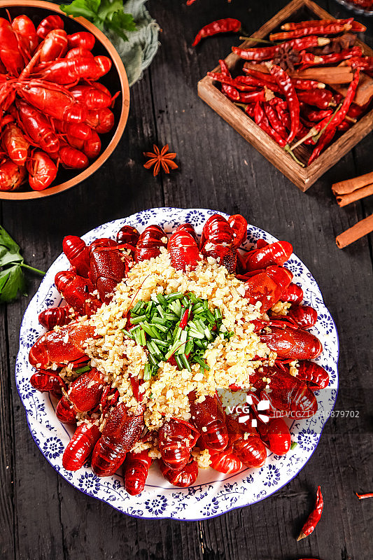 盘子里装着蒜蓉虾图片素材