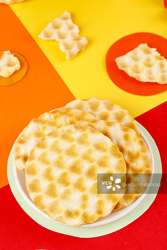 彩底上放着石头饼图片素材